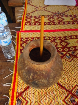 土器の中で発酵させた壷酒　みんなで回し飲みしました