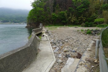 03_津波に破壊された防潮堤は残るが、がれき撤去が済んで土地は清々した印象に