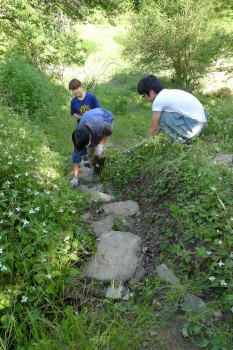 08_仕上げに、踏み石と踏み石の透き間へ丁寧に小石を込める