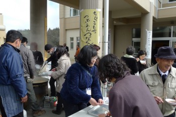 01_今年3月11日に催された雄勝町合同慰霊祭での炊き出し