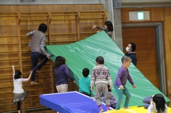 子どもたちも絡みながら